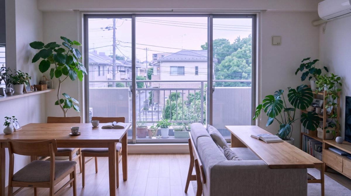 東京の住宅街が見える明るいリビング - 日本の永住権申請ガイド